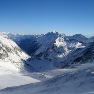 Pohled na Stubai s vyfoukanými horami