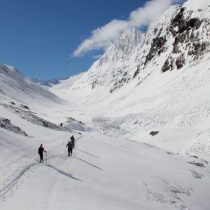 Ledovec Langtaler Ferner je už na dohled, v pravo spousta jarních samovolných lavin