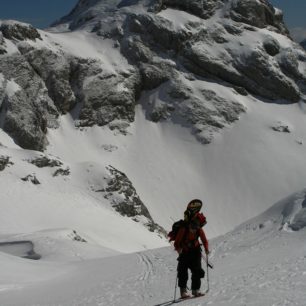 Ano, i snowboardisti se sněžnicemi tady chodí