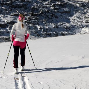 Kalhoty Northfinder Javorinka díky pružnému materiálu dobře obepínají nohy uživatelky