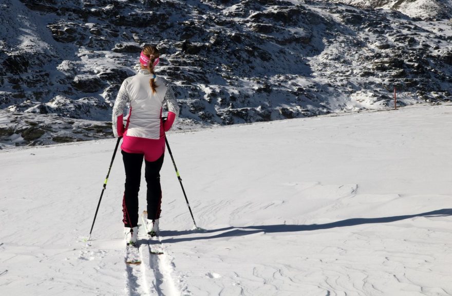 Kalhoty Northfinder Javorinka díky pružnému materiálu dobře obepínají nohy uživatelky