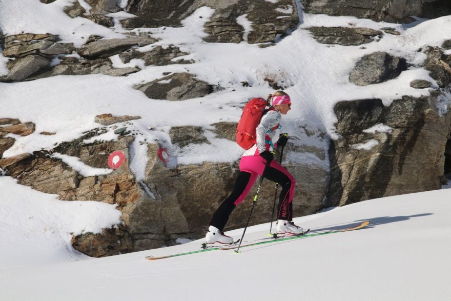 Northfinder Zliechova v barevné kombinaci s převažující bílou barvou se hodí na podzimní i jarní skialpinismus