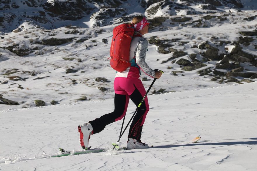Rozšířené zakončení nohavic kalhot Northfinder Javorinka umožňuje snadné přetažení přes skialpinistické skelety