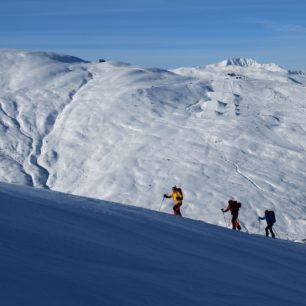 Stoupání ke slunci s výhledem na snow park a freeridovou oblast nad Trepalle