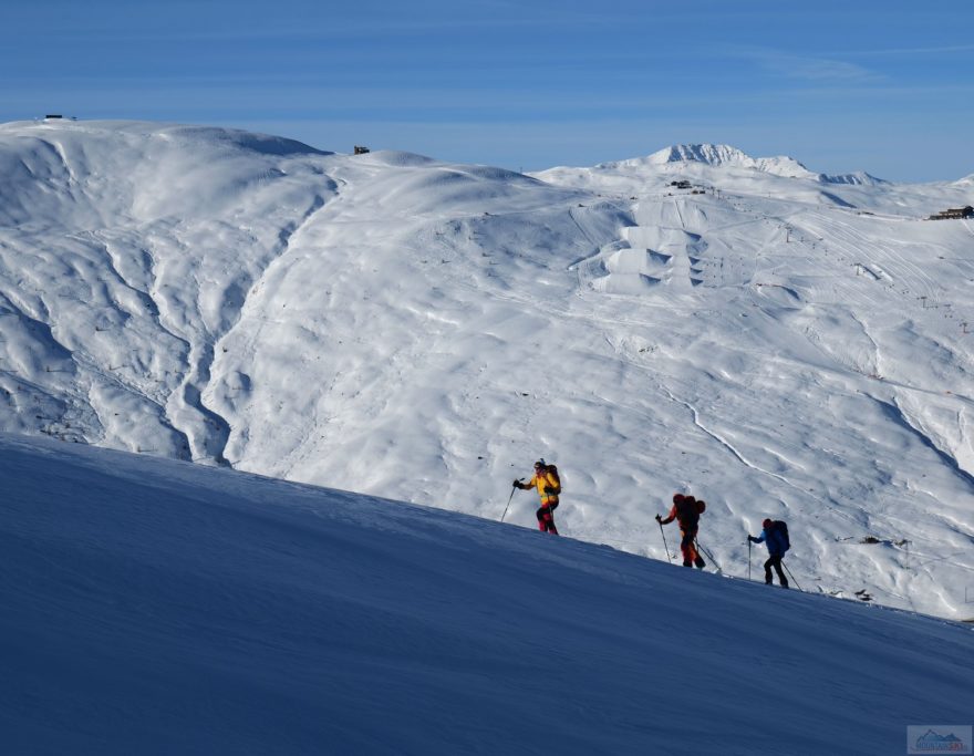 Stoupání ke slunci s výhledem na snow park a freeridovou oblast nad Trepalle