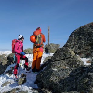 Místo vrcholového kříže je na Monte Rocca vrcholová dřevěná tyčka