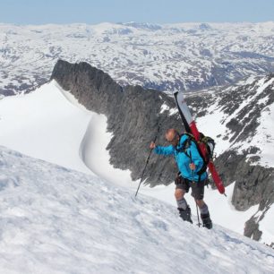 Pěší výstup s lyžemi na zádech na Storebjørn (2222 m) , pokud podklad neumožňuje pohyb na tuleních pásech
