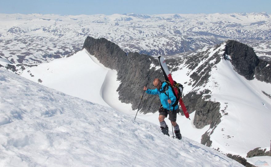 Pěší výstup s lyžemi na zádech na Storebjørn (2222 m) , pokud podklad neumožňuje pohyb na tuleních pásech