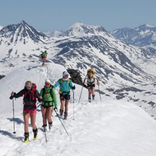 Norská dívčí vyprav na vrcholu Storebjørn (2222 m)