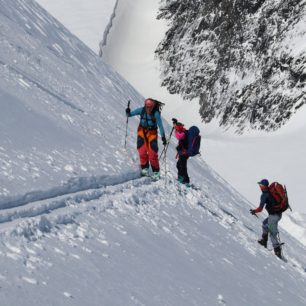 V posledním traverzu pod vrcholem Storebjørnu (2222 m) na tuleních pásech