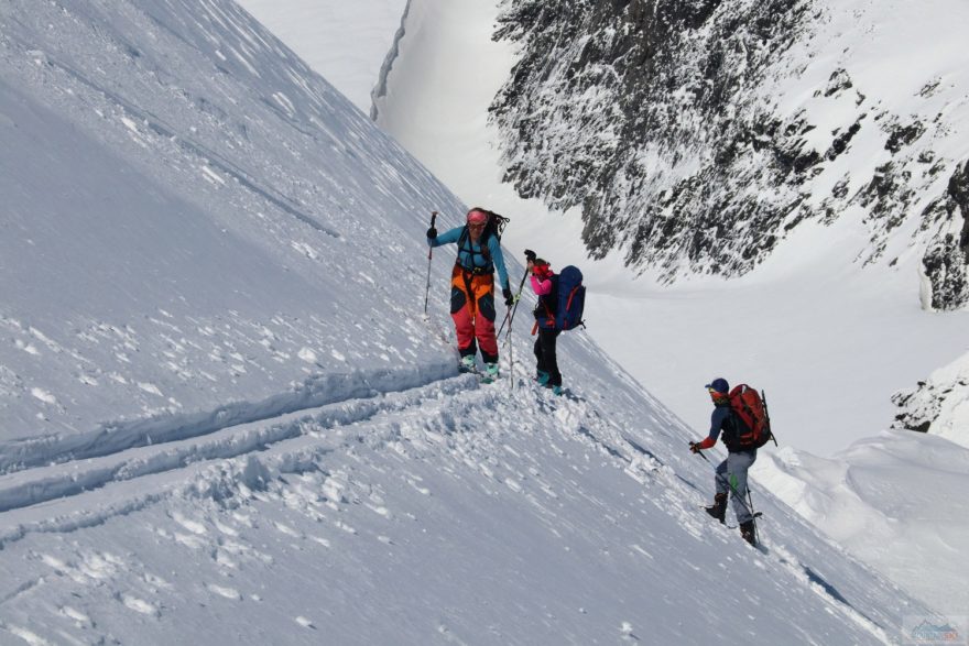 V posledním traverzu pod vrcholem Storebjørnu (2222 m) na tuleních pásech