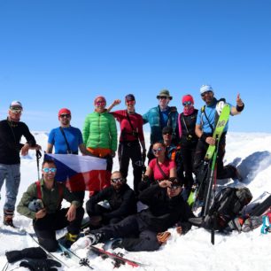 Část účastníků československého firnového memoriálu v Norsku na Storebjørnu (2222 m)