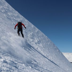 Sjezd ze Storebjørnu (2222 m) na splitboardu