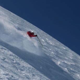 I v polovině května se na Storebjørnu (2222 m) mohou zvedat oblaka sněhu