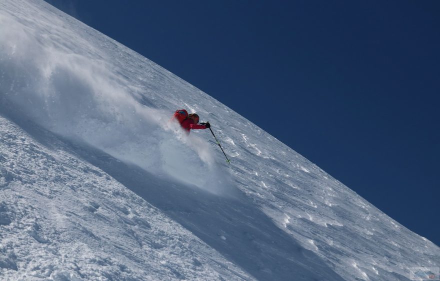I v polovině května se na Storebjørnu (2222 m) mohou zvedat oblaka sněhu