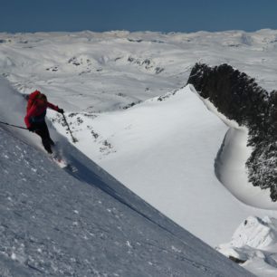 Při sjezdu ze Storebjørnu (2222 m) jsou parádní vyhlídky