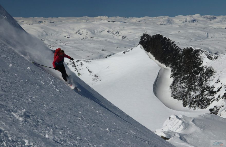 Při sjezdu ze Storebjørnu (2222 m) jsou parádní vyhlídky