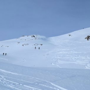 Klasický sjezd z Monte delle Mine a vpravo výstupová stopa na vrchol