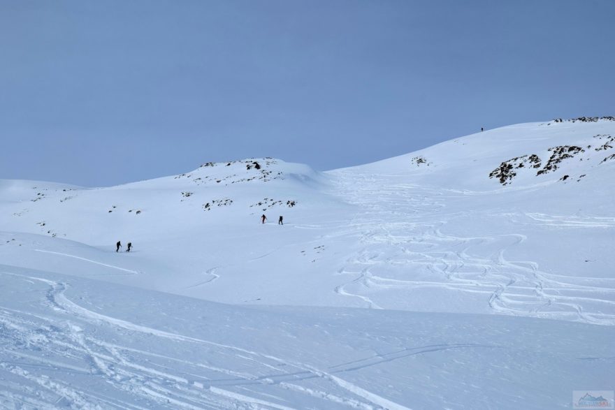 Klasický sjezd z Monte delle Mine a vpravo výstupová stopa na vrchol