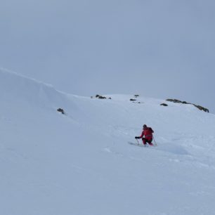 Ve strmé části sjezdu z Monte delle Mine