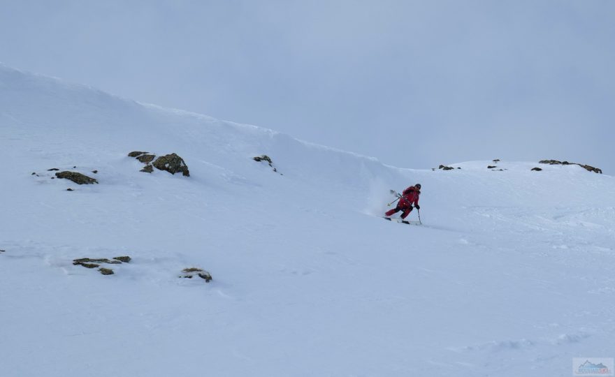 Ve strmé části sjezdu z Monte delle Mine se krásně práší