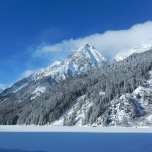 Od jezera Lago di Anteselva si můžeme v zimě vyšlápnout na skialpech do sedla Staller Sattel. Jižní Tyrolsko, Itálie.