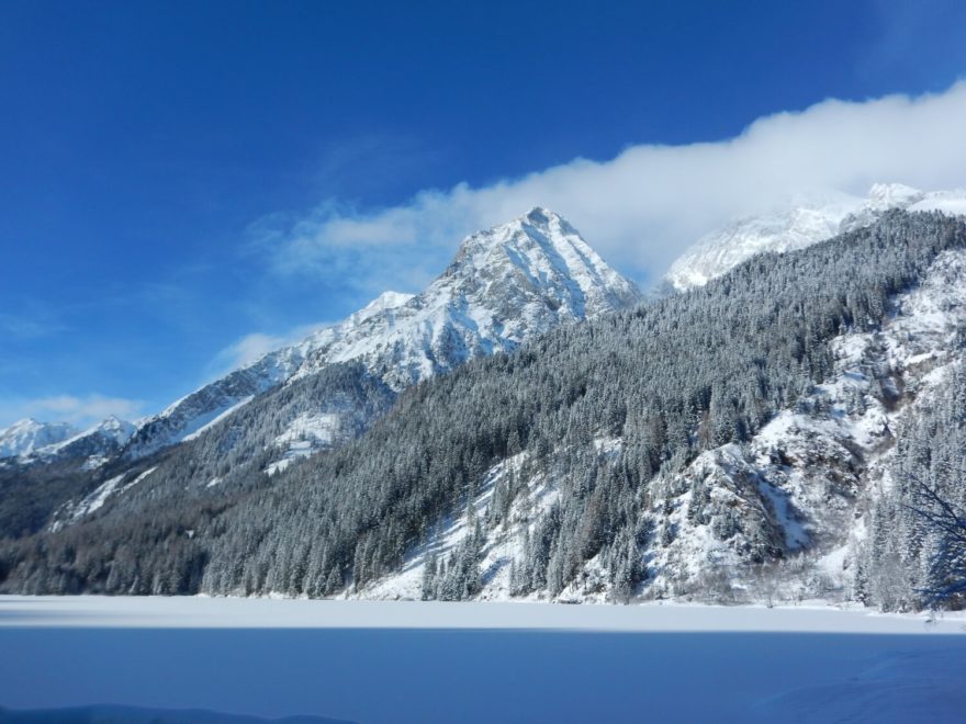 Od jezera Lago di Anteselva si můžeme v zimě vyšlápnout na skialpech do sedla Staller Sattel. Jižní Tyrolsko, Itálie.