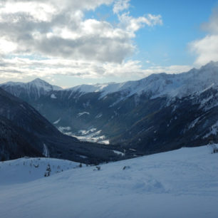Výhledy na italské Alpy z hraničního hřebene s Rakouskem. Jižní Tyrolsko.
