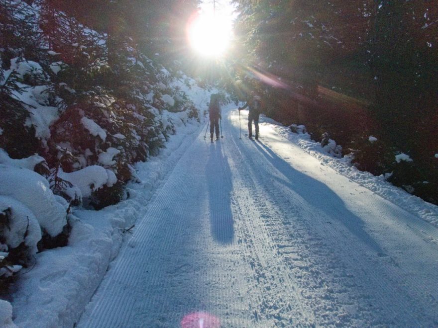Sáňkařská dráha je úvodním stoupáním k majestátnímu vrcholu Hochkreuzspitze nad Santa Maddalenou, Jižní Tyrolsko, Itálie.