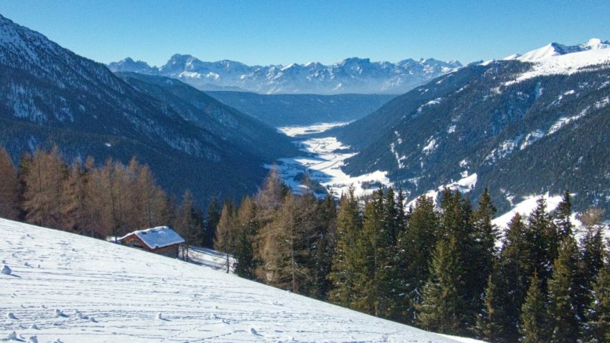 Výhledy od chaty Uwald Alm, Santa Maddalena, Valle di Casies , italské Alpy.