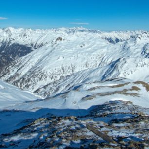 Výhledy na Vysoké Taury z vrcholu Hochkreuzspitze na italsko-rakouském pomezí. Jižní Tyrolsko.