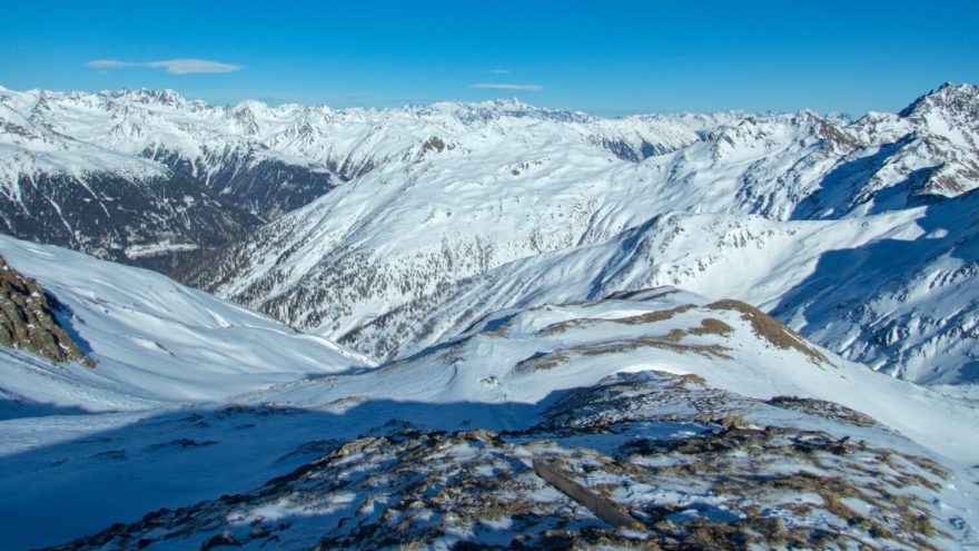 Výhledy na Vysoké Taury z vrcholu Hochkreuzspitze na italsko-rakouském pomezí. Jižní Tyrolsko.