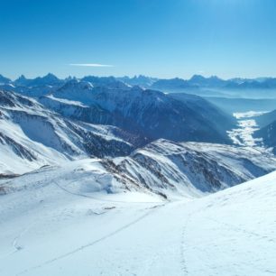 Výhled na Dolomity z vrcholu Hochkreuzspitze na italsko-rakouském pomezí. Jižní Tyrolsko.