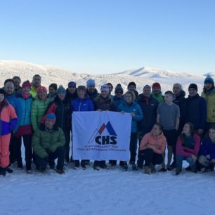 Část účastníků Setkání skialpinistů v nedělním slunečném ránu