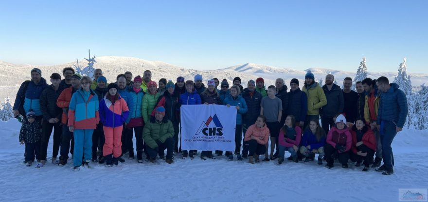 Část účastníků Setkání skialpinistů v nedělním slunečném ránu