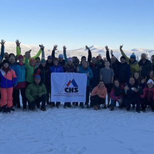 Pozdrav slunci od části účastníků Setkání skialpinistů 2022