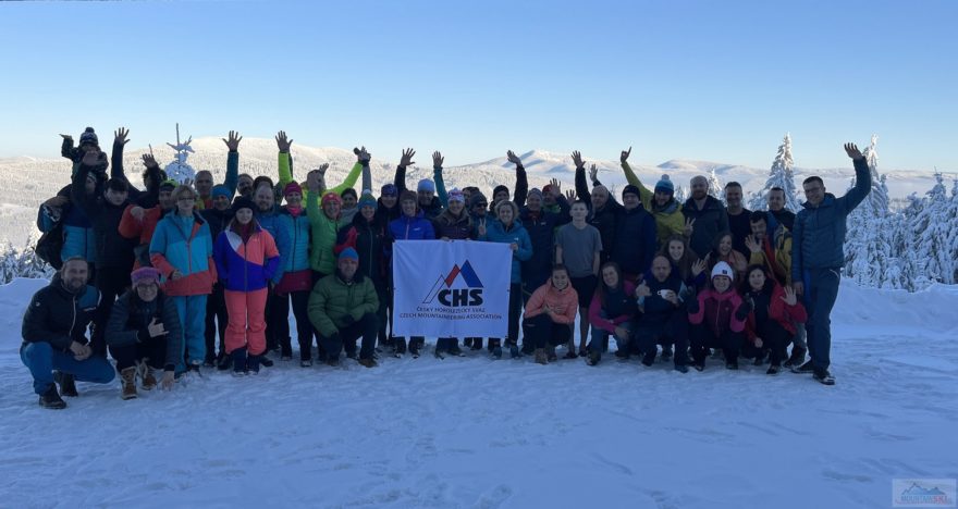 Pozdrav slunci od části účastníků Setkání skialpinistů 2022