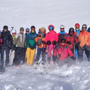 Skupinové zafoukané foto skialpinisticko-splitboardové sekce