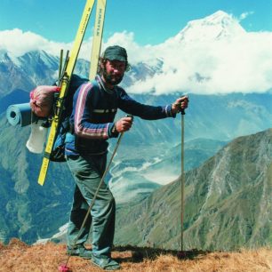 Ladislav Jón pochoduje na Annapurnu, v pozadí Dhaulágirí, 1988, archiv Ladislava Jóna