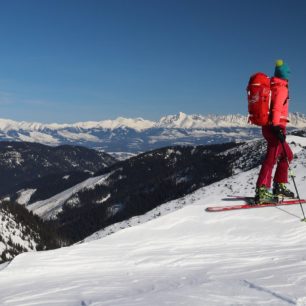 Vyhlídka z hřebene Nízkých Tater na Západné a Vysoké Tatry