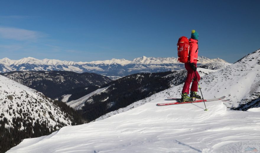 Vyhlídka z hřebene Nízkých Tater na Západné a Vysoké Tatry