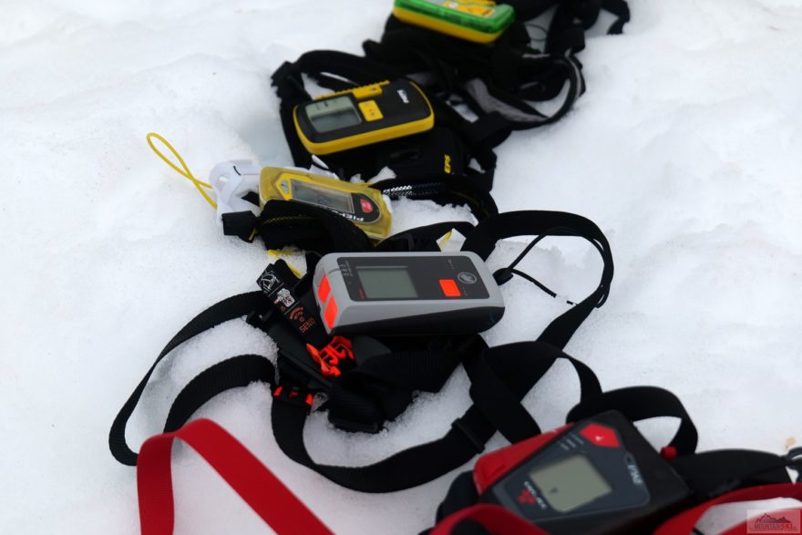 Lavinový vyhledávač Mammut obklopený Arvou a Piepsem