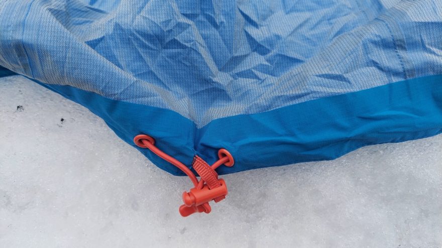 Detail stahování spodního lemu bundy Northfinder CHABENEC