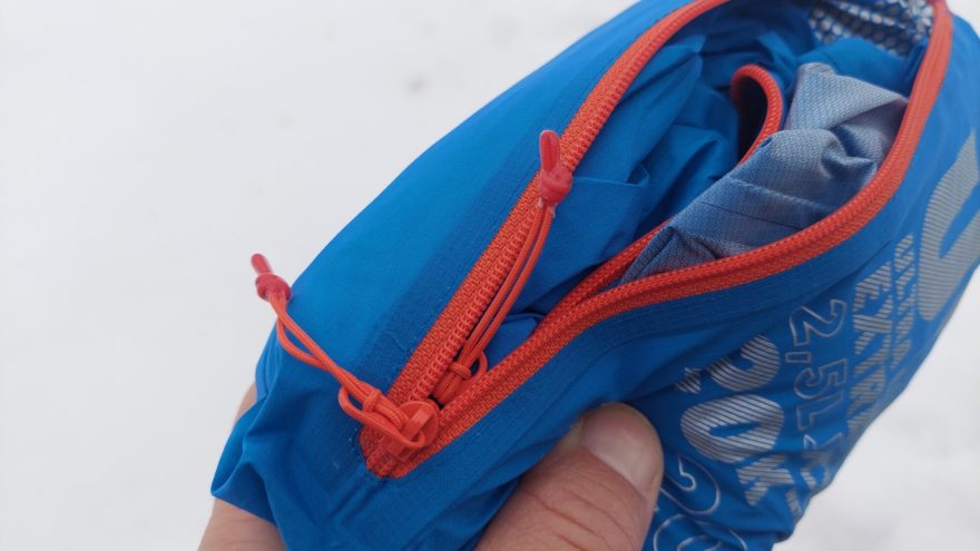 Detail zipu na kapse, která slouží i k uložení bundy - Northfinder CHABENEC