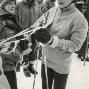 S číslem 3 vítězka jedné ze skialpiniád Dáša Kropáčková, vzadu v klobouku René Bulíř, pol. 80. let