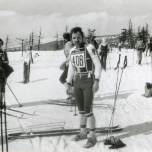 Třetí den Skialpiniády – závěrečný běh, s číslem 408 Marcel Bulíř, vlevo Jan Soukup ze Semil, pol. 80. let