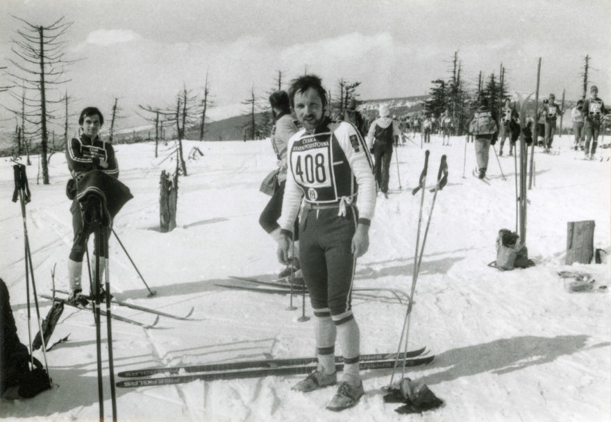 Třetí den Skialpiniády – závěrečný běh, s číslem 408 Marcel Bulíř, vlevo Jan Soukup ze Semil, pol. 80. let