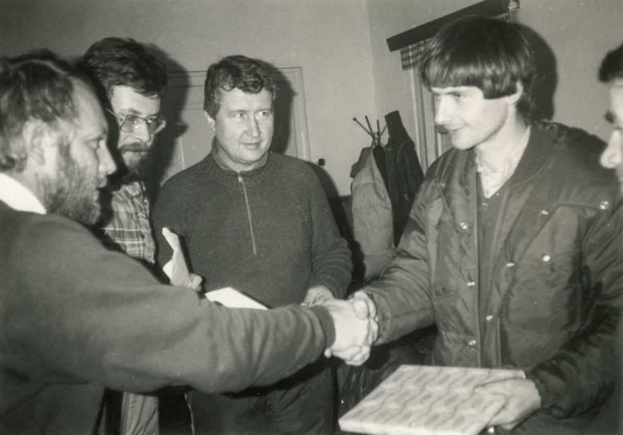 Předávání cen na Skialpiniádě 1985. Vítěznému Vladimíru Erlebachovi (vpravo) předává René Bulíř, vedle spoluorganizátoři Petr Košek a Jiří Plaňanský