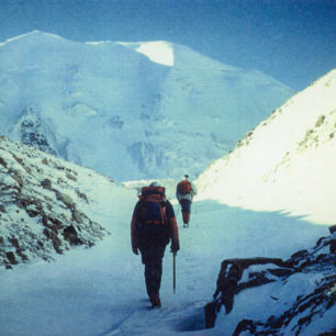Z výstupu bratří Bulířových, Pavla Berky, Jiřího Samlera a Zdeňka Štefana na štít Moloděžnaja (4250 m) v Ťan-Šanu, 1989