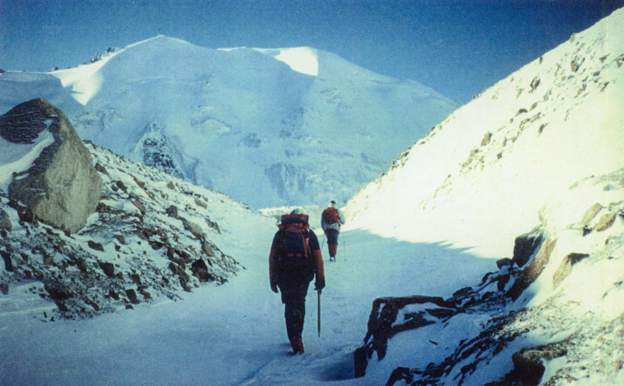 Z výstupu bratří Bulířových, Pavla Berky, Jiřího Samlera a Zdeňka Štefana na štít Moloděžnaja (4250 m) v Ťan-Šanu, 1989